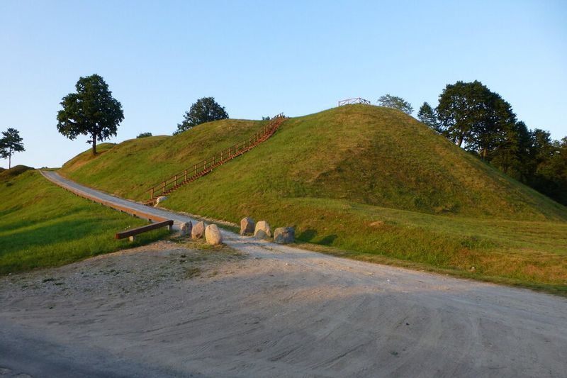 Viešvilės rezervatas ir pažintinis takas – Tauragė – Pagramančio regioninis parkas – Pagramančio apžvalgos bokštas, atodanga, piliakalnis