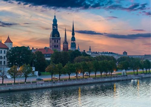 Latvija: rododendrų žiedai + plaukimas Dauguvos upe