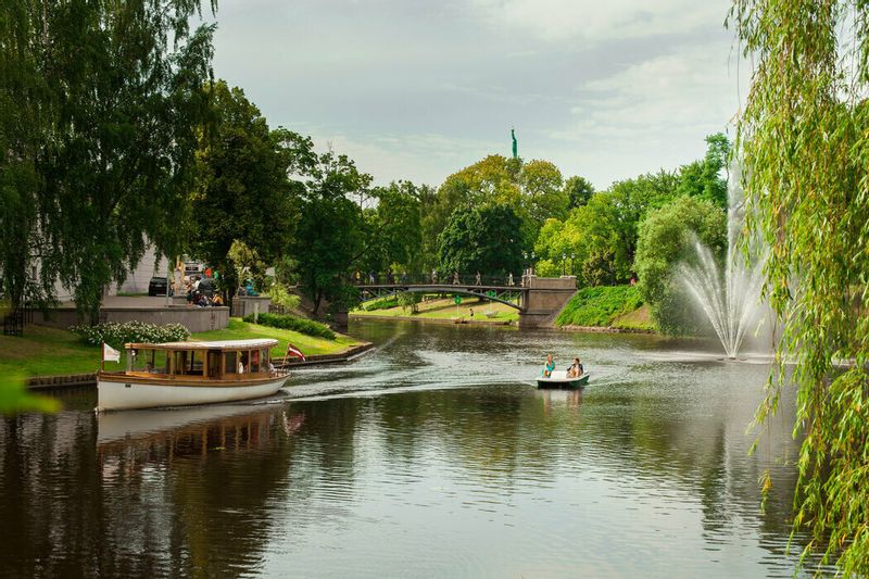 Kelionė į Latviją per Palangą: rododendrų žiedai – plaukimas Dauguvos upe Rygoje
