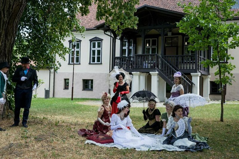 Pažintinė-degustacinė kelionė kolektyvams autobusu – skulptoriaus muziejus – Napoleono lobio paieška – Vyno degustacija