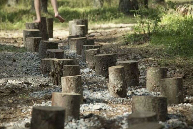 Nuotaikinga pažintinė savaitgalio verslo kelionė kolektyvams: viduramžių pilis - pasivaikščiojimas basomis - Duobelė