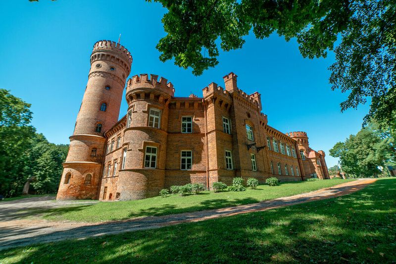 Panemunė road: honey tasting – Panemunė castle – Raudonė castle – Veliuona – Raudondvaris