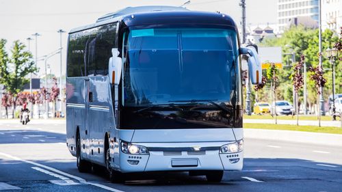 Atraskite pasaulį patogiai: savaitgalio kelionės autobusu iš Klaipėdos su dar didesne nauda!