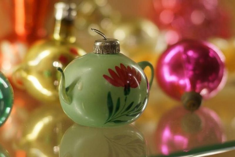 Senovinių eglutės žaisliukų muziejus -  meninio stiklo studija „Glasremis“ – meduolinių namelių dekoravimo pamoka